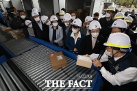 [TF포토] 국회 환노위원들, '택배분류장 현장 시찰'