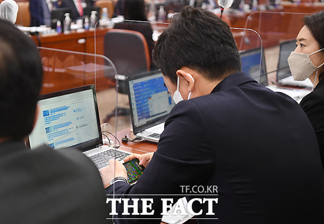 강훈식 더불어민주당 의원이 22일 서울 여의도 국회에서 열린 산업통상자원중소벤처기업위원회의 산업통상자원부에 대한 종합감사에서 국감 도중 자신의 휴대전화로 모바일 게임을 하고 있다. /이새롬 기자