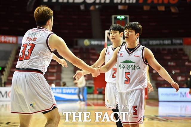 23일(금) 오후 7시 원주종합체육관에서 열리는 원주DB-고양오리온전을 대상으로 하는 농구토토 매치 38회차 투표율을 중간집계한 결과, 참가자의 35.09%가 양팀의 10점 이내 박빙 승부를 예상했다./KBL 제공