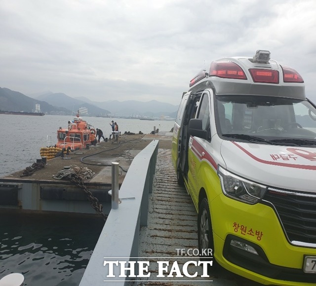 경남 창원시 마산합포구 가포동 마창대교 요금소 인근 해상에서 22일 오전 50대 남성이 투신해 119 구조대원들이 구조해 이송하고 있다. /창원소방본부 제공