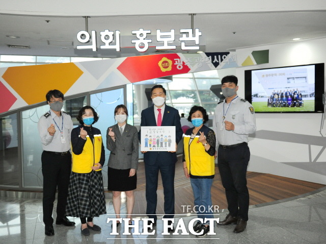 김용집 광주시의회 의장은 21일 대면 노동자들에게 감사와 응원의 메시지를 전하는 ‘고맙습니다. 필수노동자’ 캠페인에 동참하며 격려 인사를 보냈다./ 광주시 의회 제공