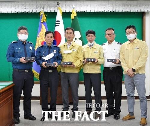 전남 보성경찰서는 농산물 수확철과 관광지 행락철을 맞아 교통사고 예방을 위해 플레쉬잉카(LED-Flash 윙커 유도등) 경광등을 설치한다고 22일 밝혔다. 사진은 보성군과 보성경찰서가 플레쉬윙카 경광등 전달식을 갖고 기념촬영하고 있는 모습./ 보성경찰서 제공