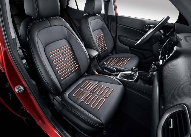 2021 베뉴는 고객의 선호도를 반영, 인조가죽시트와 앞 좌석 열선시트 등 인기 사양을 기본화하고 인포테인먼트 시스템을 개선했다. /현대차 제공