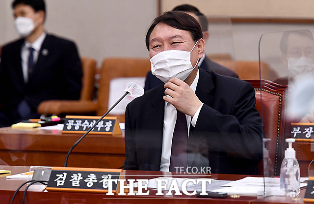 윤석열 검찰총장이 22일 서울 여의도 국회에서 열린 법제사법위원회의 대검찰청에 대한 국정감사에서 의원의 질의를 듣고 있다. /이새롬 기자