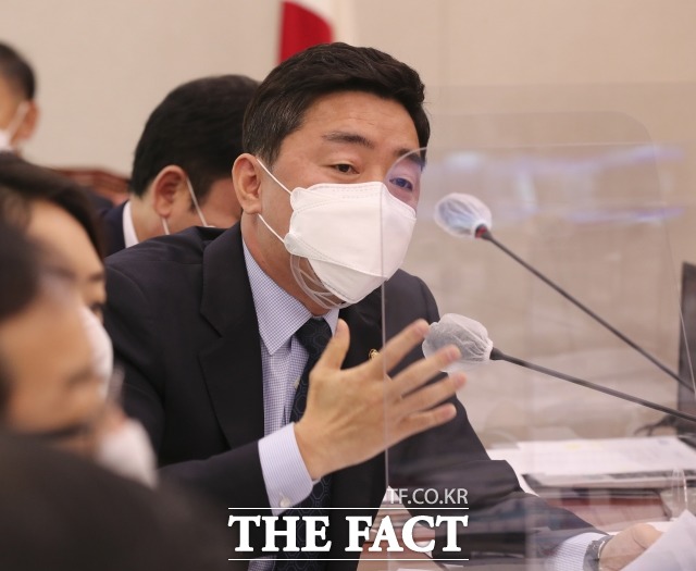 22일 국정감사장에서 모바일 게임을 했던 강훈식 더불어민주당 의원이 공식 사과 입장을 밝혔다. 지난 7일 국회 산자위 국감에서 발언하는 강 의원. /이새롬 기자