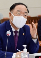  홍남기, '대주주 3억 원' 입장 고수…'가족 합산은 인별로'