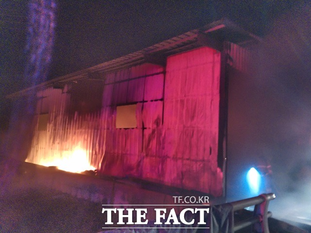 23일 오전 1시께 전북 김제시 진봉면 한 농기계 창고에서 원인을 알 수 없는 불이 나 6000여만 원의 재산피해가 발생했다. /김제소방서 제공