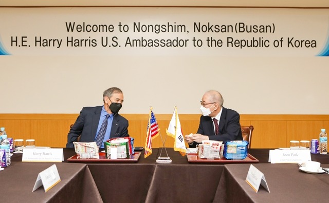 농심이 미국시장에서 두드러진 활약을 보이자 해리 해리스 주한미국대사가 23일 부산에 위치한 농심 녹산공장을 방문해 라면 생산시설을 둘러봤다. /농심 제공