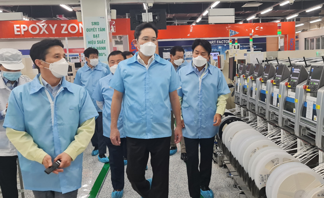 이재용 삼성전자 부회장이 베트남 하노이 인근에 있는 삼성 복합단지를 찾아 스마트폰 생산공장 등을 점검하고 있다. /삼성전자 제공
