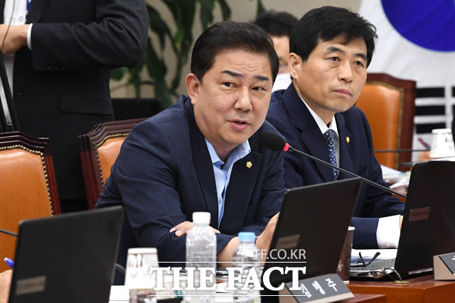 23일 김병기 더불어민주당 의원은 차남 군 복무 특혜 의혹에 대해 일절 관여하지 않았다며 적극 해명에 나섰다. 지난 6월 국방위원회에 참석한 김 의원. /남윤호 기자