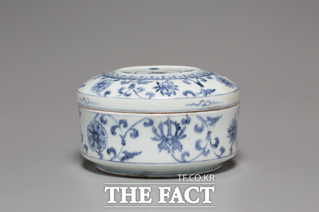 백자청화꽃무늬합./영암도기박물관 제공