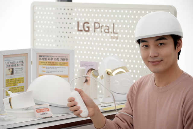 LG전자 모델이 LG 프라엘 메디헤어를 소개하고 있다. /LG전자 제공