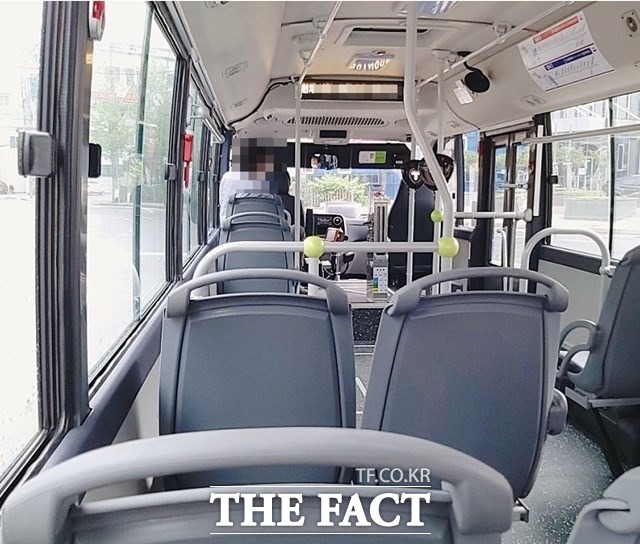 포항 시내노선 마을 버스가 이용객이 거의 없어 하루 종일 텅빈 채 운행되고 있다./포항=김달년기자