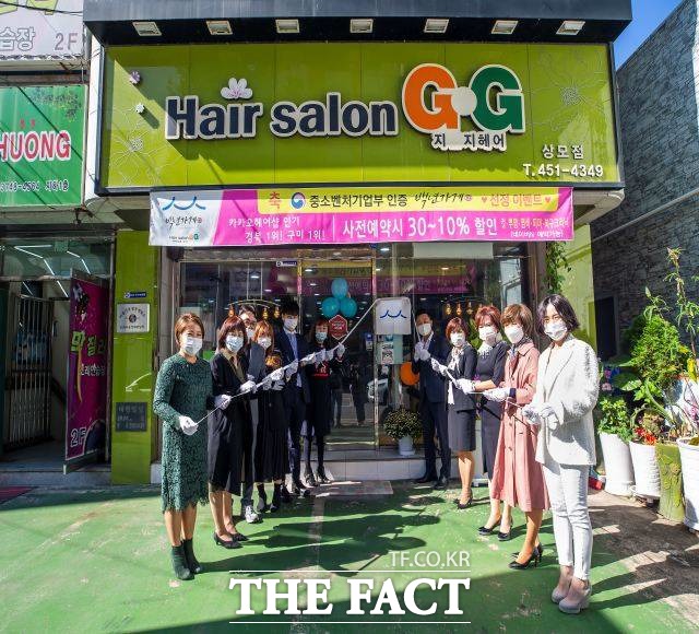중소벤처기업부가 선정하는 백년가게 구미1호점 ‘헤어살롱 GG 상모점’이 23일 현판식을 가졌다/구미= 김서업 기자