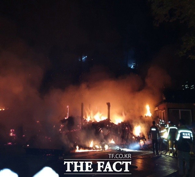 경북 상주의 남장사 내 암자인 중궁암에서 23일 오후 6시경 화재가 발생해 소방관들이 진화하고 있다/경북소방본부 제공