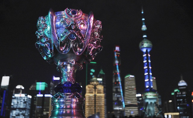 2020 리그오브레전드 월드 챔피언십 결승전이 오는 31일 중국 상하이에서 열린다. 이번 결승전은 한중전으로 치러진다. 사진은 우승 트로피인 소환사의 컵 /라이엇게임즈 제공