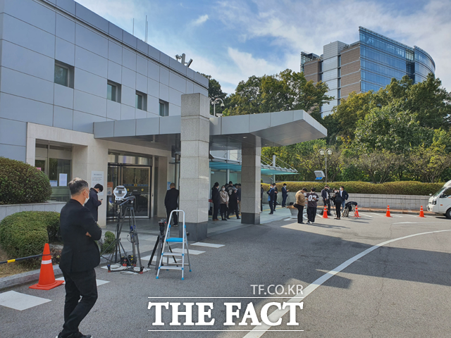 서울 강남구 삼성서울병원 장례식장 앞에 취재진이 대기하고 있다. /삼성서울병원=이성락 기자