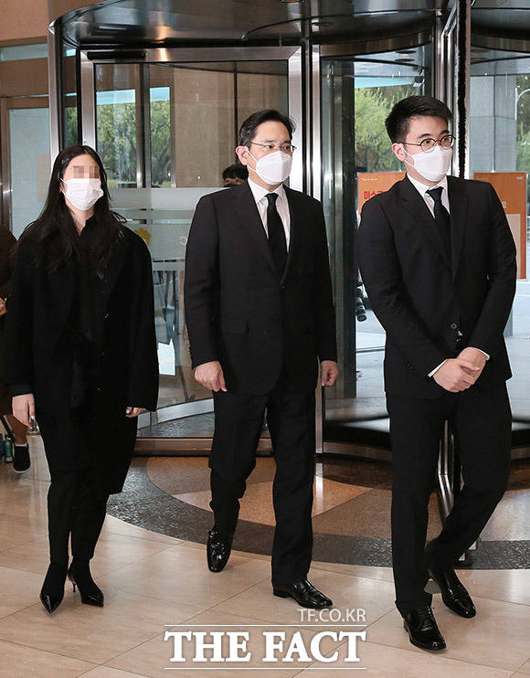 이재용 삼성전자 부회장이 25일 오후 4시 55분쯤 아들 이지호 씨, 딸 이원주 양과 함께 이건희 회장 빈소가 마련된 삼성서울병원 장례식장으로 들어가고 있다. /이덕인 기자
