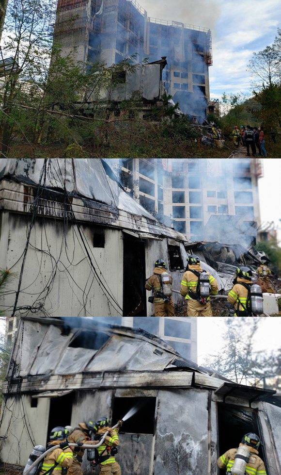 경북 포항 북구 용흥동의 한 아파트 공사 현장에서 불이나 진화작업 중이다./경북소방본부 제공