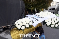 [TF포토] 고 이건희 회장 빈소에 도착한 이낙연 대표의 근조화환