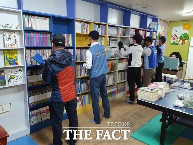 포항제철소 정리정돈봉사단 이 24일 청림동 어울림지역아동센터에서 아동들이 쾌적하게 시설을 이용할 수 있도록 책장과 수납장을 정리정돈하고 있다./포항제철소 제공