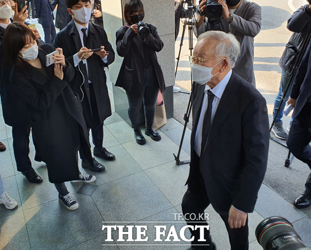 손경식 한국경영자총협회 회장이 26일 오후 1시 50분쯤 이건희 삼성전자 회장의 빈소가 마련된 서울 강남구 일원동 삼성서울병원 장례식장으로 이동하고 있다. /이성락 기자