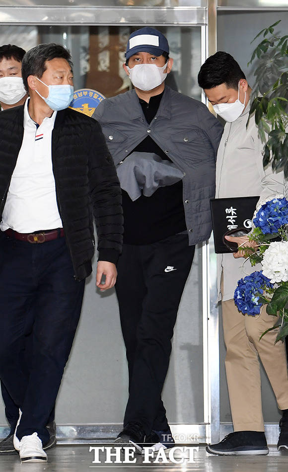 현직 검사들에게 술접대를 했다는 김봉현 전 스타모빌리티 회장의 주장을 수사하는 검찰이 구치소에 있는 김 전 회장을 찾아 조사했다. /임영무 기자