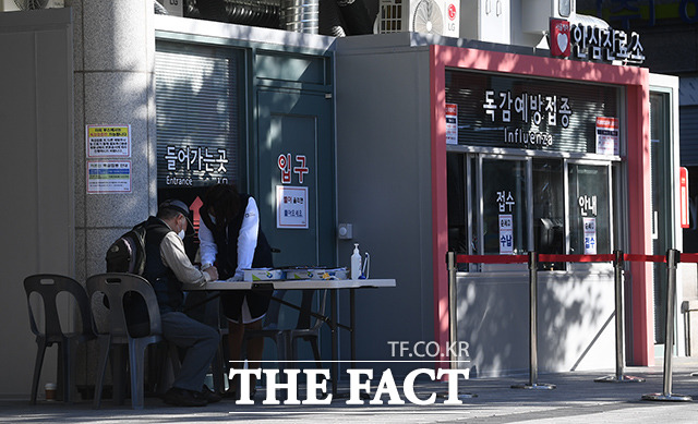 독감 접종 이후 사망한 사람이 연일 증가하고 있는 23일 오후 서울의 한 의료기관에 위치한 독감 예방접종 창구에서 시민들이 대기하고 있다./이동률 기자