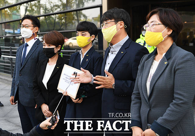 발언하는 김윤기 정의당 부대표(왼쪽 네번째)