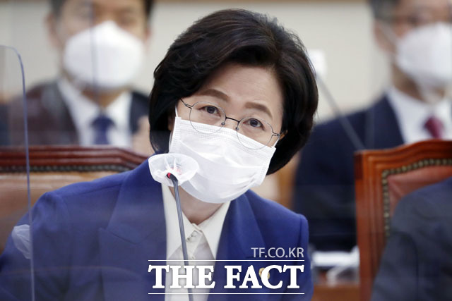 추미애 법무부 장관이 26일 서울 여의도 국회에서 열린 법제사법위원회의 법무부, 대법원, 감사원, 헌법재판소, 법제처에 대한 종합감사에서 질의에 답변하고 있다. /이새롬 기자