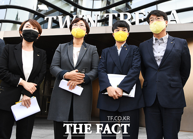 류호정 정의당 의원(왼쪽 세번째)이 26일 오전 서울 종로구 주한일본대사관 앞에서 주한 일본국 소마 히로히사 부대사에게 후쿠시마 방사능 오염수 방류 계획에 대한 항의 서한을 전달한 뒤 브리핑을 하고 있다. / 배정한 기자