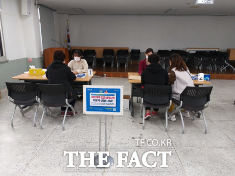 전남 화순군은 코로나19 위기가구 긴급 생계지원금의 원활한 지원을 위해 현장 상담 창구를 운영한다고 26일  밝혔다./ 화순군 제공