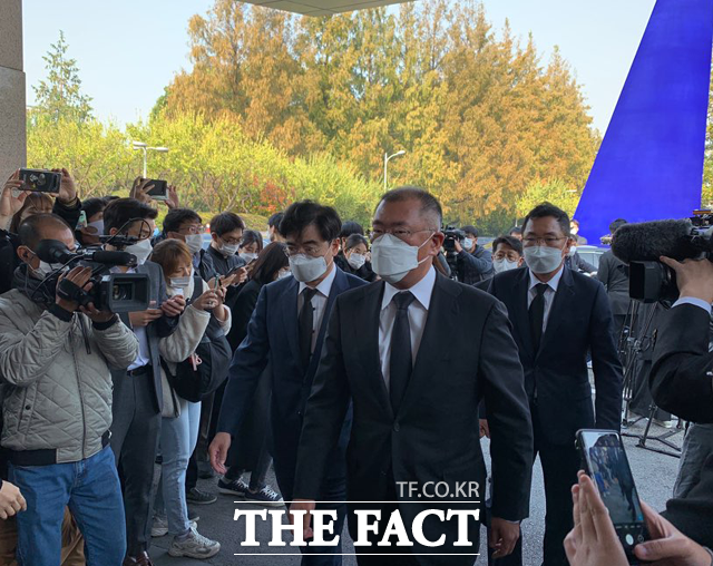 정의선 현대자동차그룹 회장이 26일 오전 10시 49분쯤 고 이건희 삼성전자 회장의 빈소가 마련된 서울 강남구 일원동 삼성서울병원 장례식장에 들어가고 있다. /최수진 기자