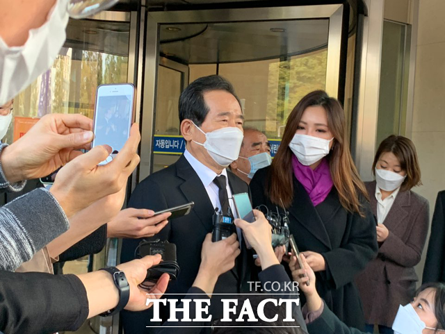 정세균 국무총리가 조문을 마치고 취재진의 질문에 답하고 있다. /최수진 기자