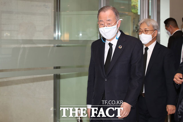 반기문 국가기후환경회의 위원장이 26일 오후 서울 강남구 서울삼성병원 장례식장에 마련된 고 이건희 삼성그룹 회장 빈소에 조문을 마친 후 장례식장을 나서고 있다. /사진공동취재단