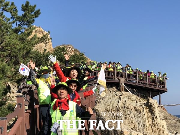경북도가 동해안 4개시․군(포항시․경주시․영덕군․울진군)은 2020년 동해안 지질대장정 참가자를 다음달 6일까지 전국공모로 모집한다. 사진은 지난 2018년 지질대장정 참가자들이 환호하고 있다./경북도제공