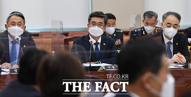 서욱 국방부장관(가운데)이 26일 서울 여듸도 국회에서 열린 국방위원회의 국방부 등에 대한 국정감사에서 의원들의 질문을 받고 있다./이새롬 기자