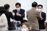 [TF사진관] 의원들과 인사하는 진영 장관과 김창룡 경찰청장