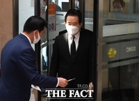 [TF포토] 고 이건희 회장 빈소 조문하는 정세균 총리