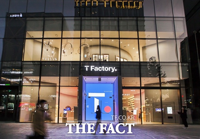 T팩토리 입구 양옆으로 위치한 T팩토리 24는 SKT가 국내 최초로 선보이는 24시간 무인존이다. /SK텔레콤 제공