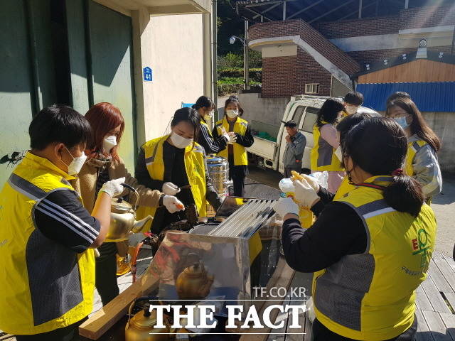 구례지역 중·고등학교 학생들이 수해피해를 입은 마을을 방문해 주민들을 위로하고 응원을 위한 붕어빵을 만들고 있다./전남교육청 제공