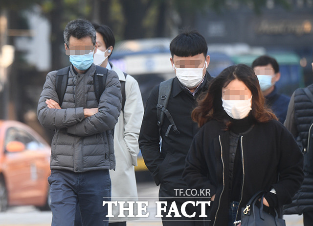 일교차가 큰 날씨를 보인 27일 오전 서울 광화문역 일대의 시민들이 두꺼운 겉옷을 입고 발걸음을 재촉하고 있다. /이동률 기자