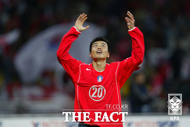 이동국이 2004년 국가대표팀 친선경기 한국vs독일의 경기에서 득점 후 세리머니를 하고 있다. /대한축구협회 제공