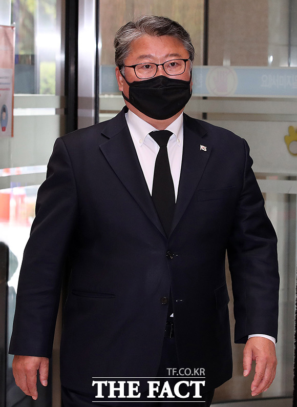 조원진 우리공화당 대표가 27일 오후 고 이건희 삼성그룹 회장의 빈소가 마련된 서울 강남구 삼성서울병원 장례식장에 들어서고 있다. / 사진공동취재단