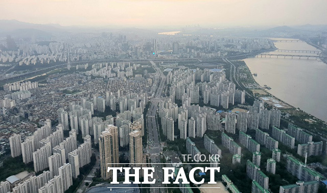 서울 아파트 전세 거주자가 매매로 갈아타기 위해서는 평균 5억 원 이상의 자금이 필요하다는 조사 결과가 나왔다. /윤정원 기자