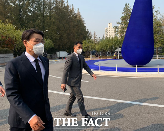 최정우 포스코 회장이 27일 오후 2시쯤 고(故) 이건희 삼성전자 회장의 빈소가 마련된 서울 강남구 일원동 삼성서울병원 장례식장으로 이동하고 있다. /한예주 기자