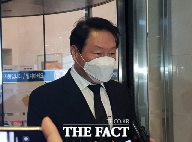 최태원 SK그룹 회장이 지난 26일 조문을 마치고 취재진의 질문을 받고 있다. /삼성서울병원=이한림 기자