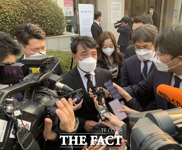 김택진 엔씨소프트 대표가 조문을 마친 뒤 취재진의 질문에 답하고 있다. /이성락 기자