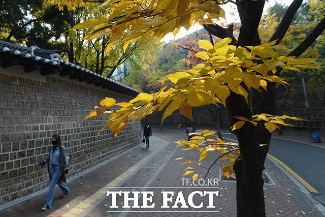 기상청에 따르면 오늘(28일) 오후부터 찬바람이 불면서 기온이 떨어지고 쌀쌀해지겠다. 전날(27일) 오전 시민들이 서울 중구 덕수궁 돌담길 일대를 걷고 있다. /남용희 기자