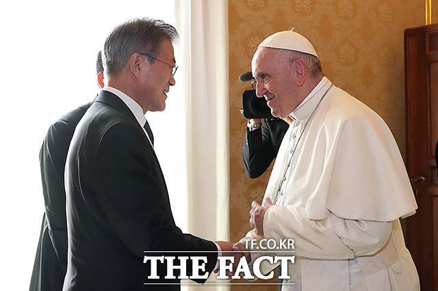 프란치스코 교황이 문재인 대통령에게 평화를 기원하는 친필 메시지를 보냈다. 사진은 지난 2018년 10월 로마 바티칸 교황궁 교황 집무실 앞에서 프란치스코 교황과 인사하는 문 대통령. /청와대 제공